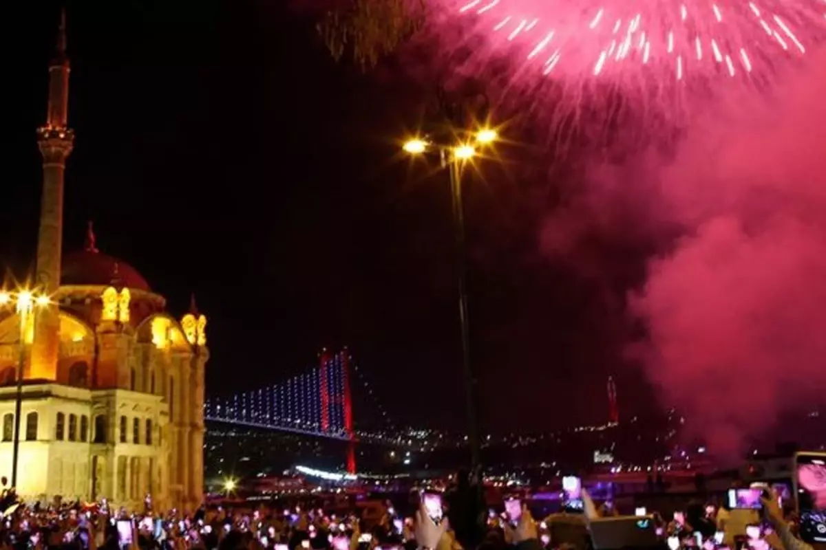 İstanbul'da yeni yıl havai fişeklerle karşılandı