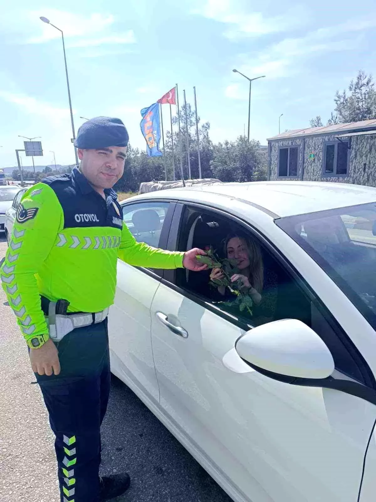 Jandarma Ekiplerinden 8 Mart Kutlaması: Kadın Sürücülere Gül Dağıtıldı