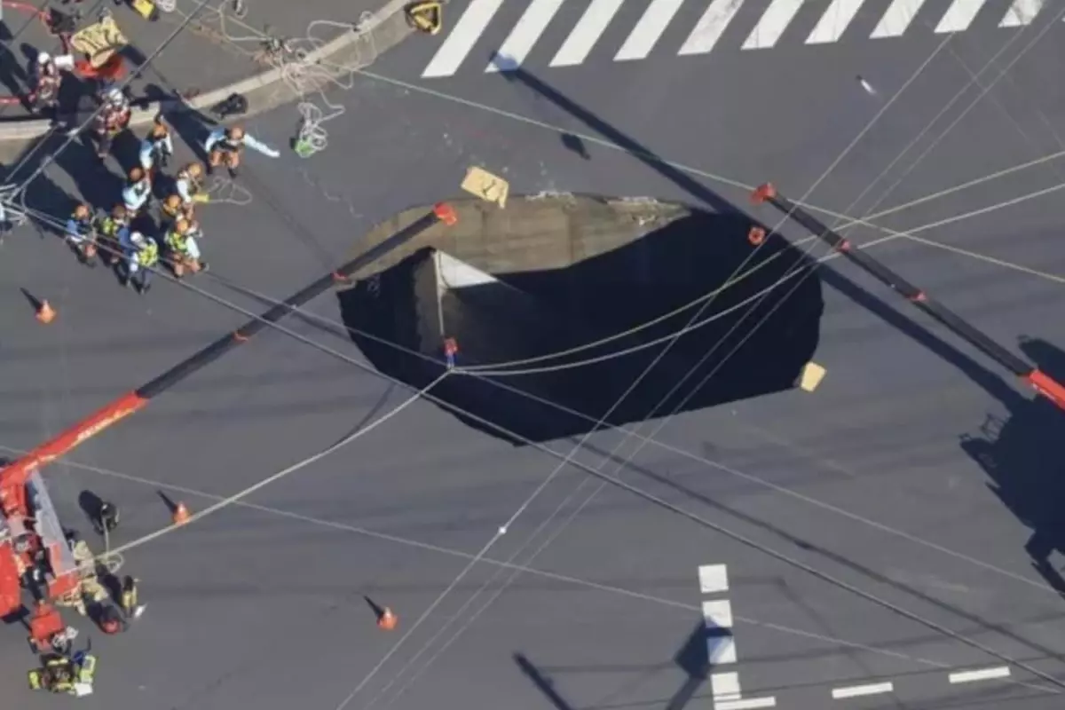 Japonya'da yol çöktü, kamyonet dev çukura düştü