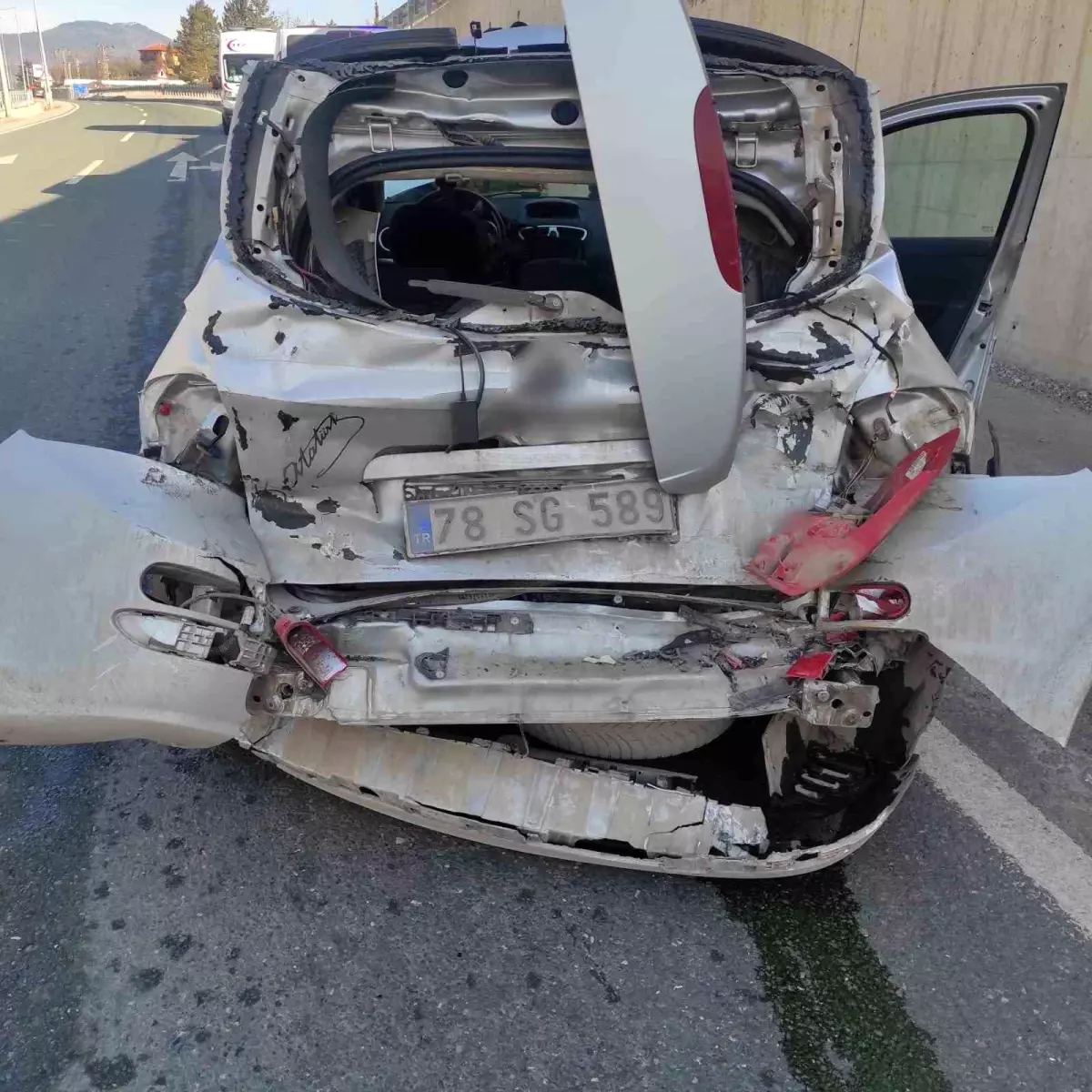 Karabük'te Tır ile Otomobil Çarpıştı: Bir Yaralı