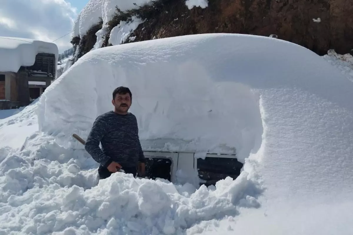 Karın esir aldığı ilimiz! Elinde kürekle saatlerce park ettiği arabasını aradı
