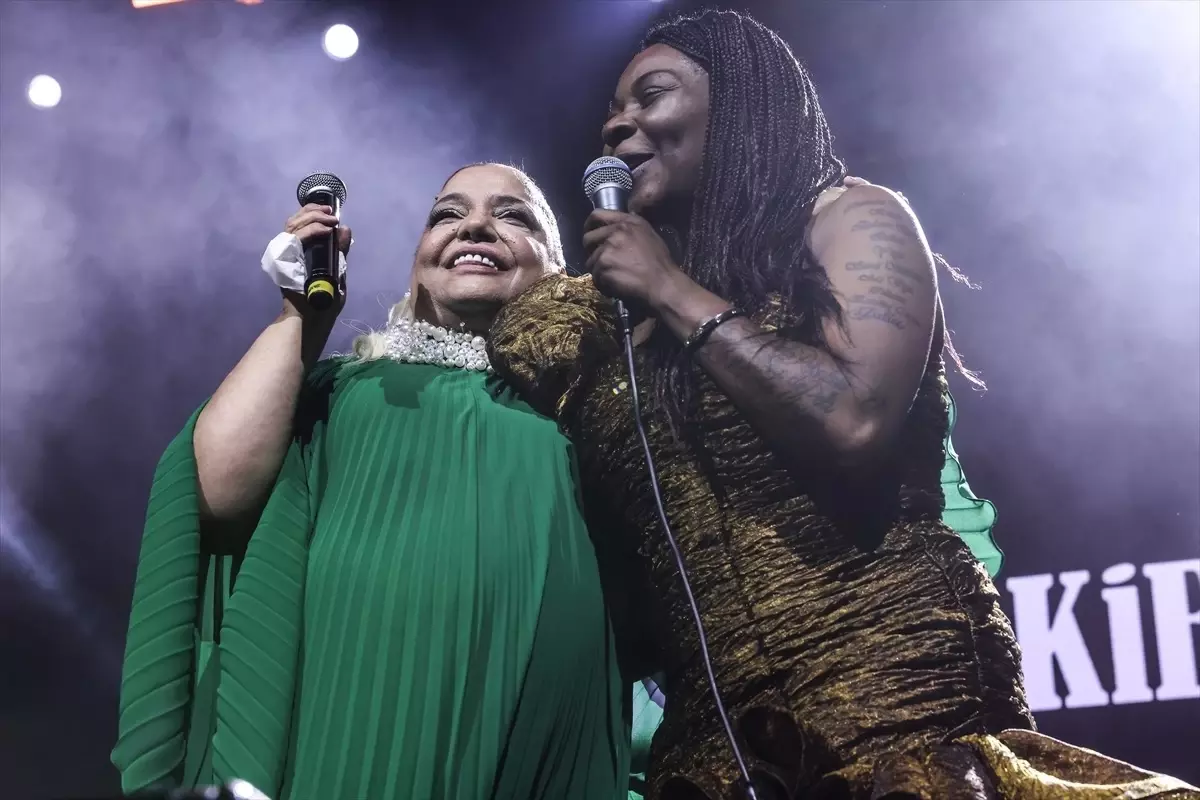 Kibariye ile Buika'dan tarihi konser: Sevdam Ağlıyor şarkısını seslendirdiler