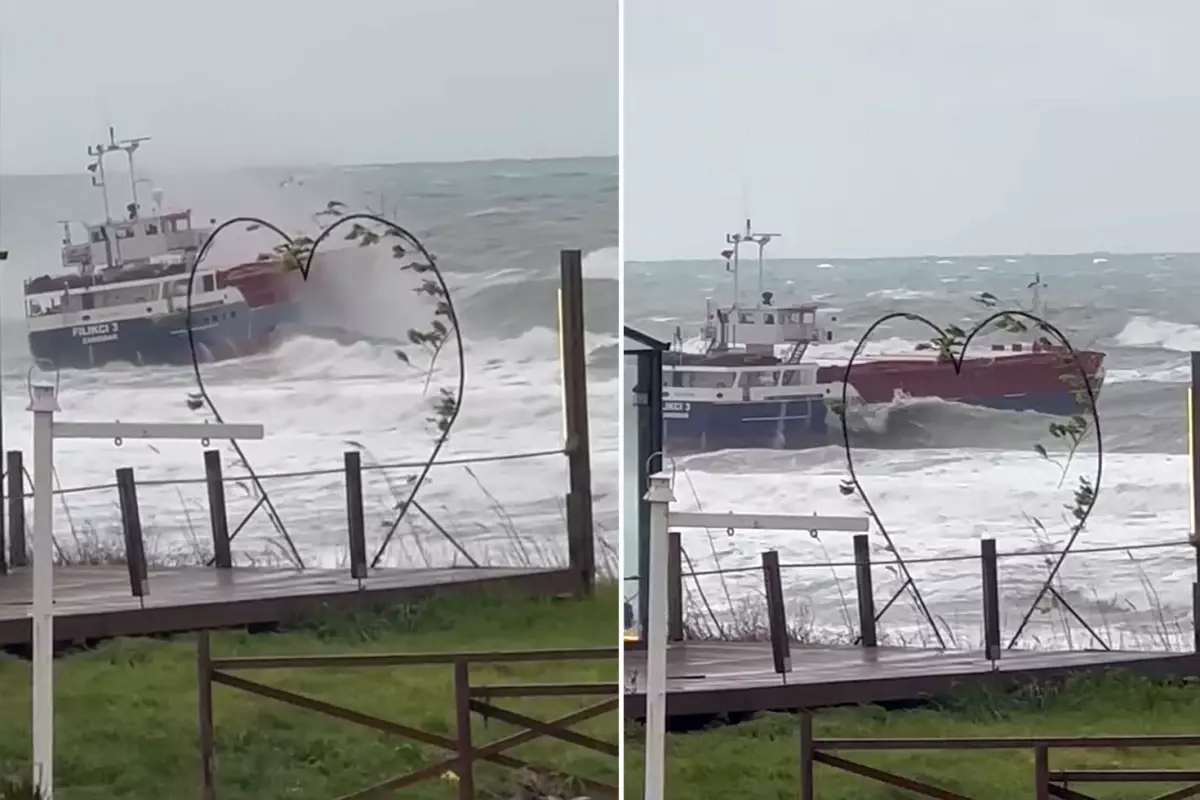 Kilyos'ta dev dalgalar gemiyi sürükledi! Mürettebat kurtarılmayı bekliyor