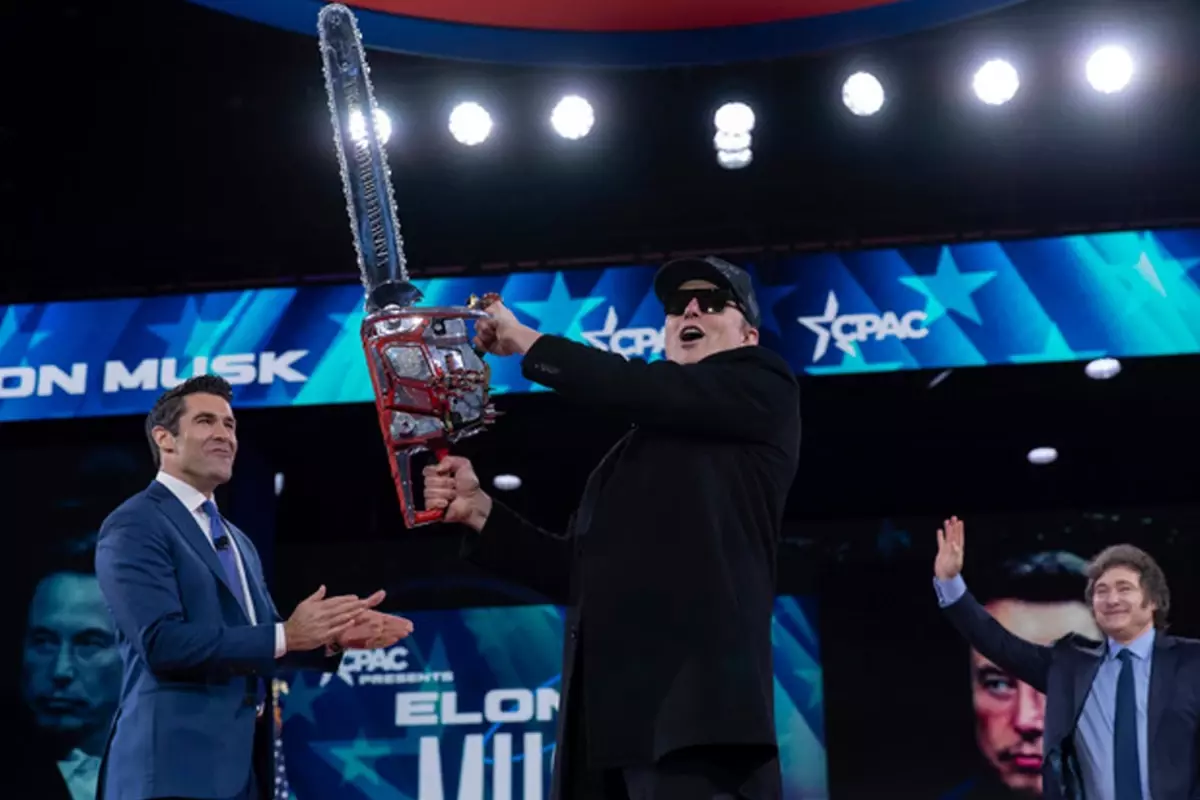 Koltuğu sallanan başkandan Elon Musk'a altın elektrikli testere! Bakın ne için kullanacak