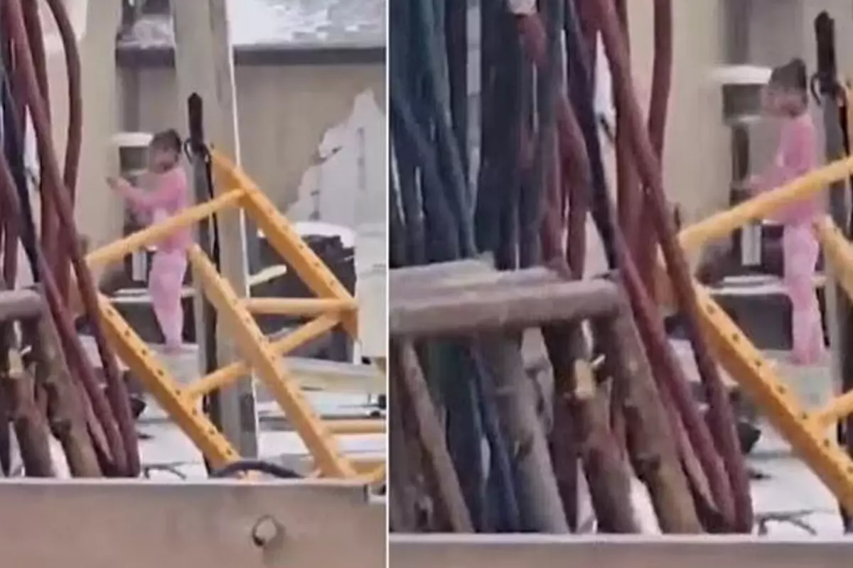 Küçük kız dondurucu soğukta anne ve babası tarafında yalınayak sokağa atıldı