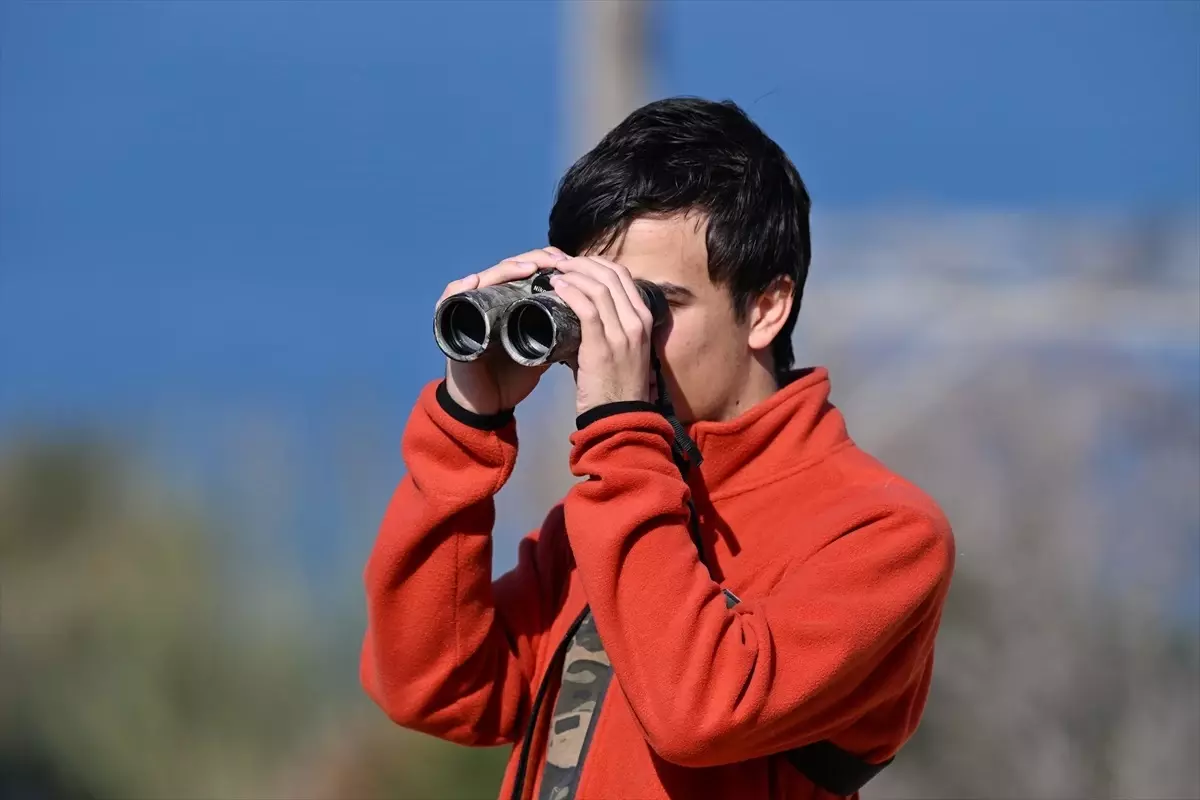 Kuş Gözlemcisi Lise Öğrencisi Hatay'da Nadir Kuş Türünü Fotoğrafladı