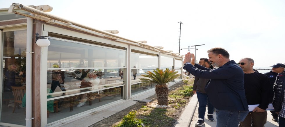 Arsuz Belediyesi tarafından Karaağaç Mahallesi sahil bandında başlatılan yenileme ve düzenleme çalışmaları hız kesmeden devam ediyor.