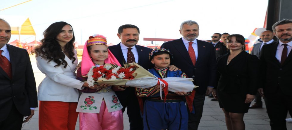 BAŞKAN ÖNTÜRK, 23 NİSAN’I ÇOCUKLARLA KUTLADI