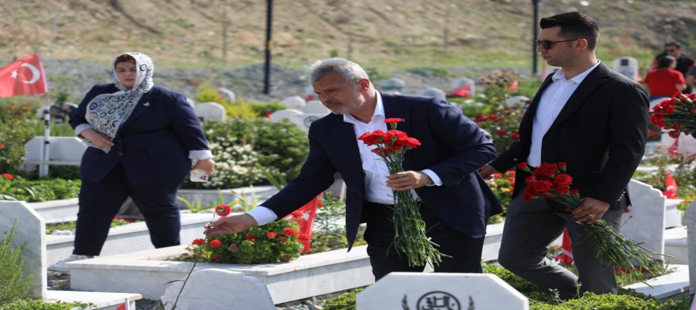 BAŞKAN ÖNTÜRK’TEN ŞEHİTLİKLERE ZİYARET 