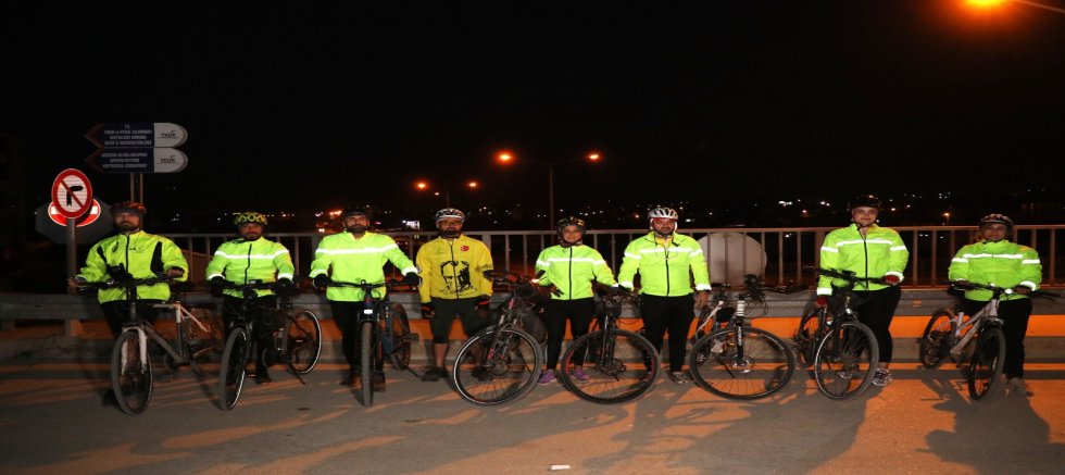 HATAY’DAN ANKARA’YA PEDAL ÇEVİRİYORLAR: 10 KASIM’A ANLAMLI YOLCULUK