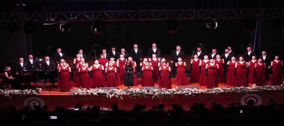 HBB ÇOK SESLİ KOROSU’NUN İLK KONSERİ İZLEYENLERİ BÜYÜLEDİ