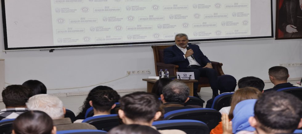 ÜNİVERSİTELİ GENÇLER SORDU BAŞKAN ÖNTÜRK CEVAPLADI