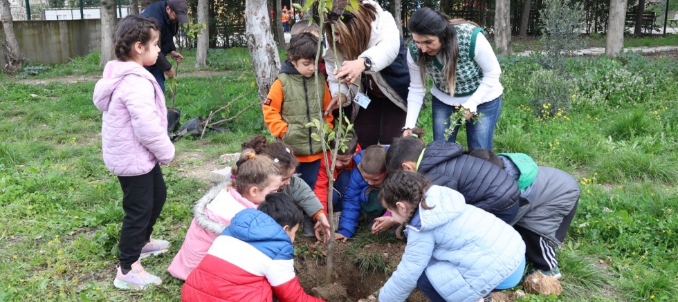 MİNİKLER, HBB İLE OKULLARINI AĞAÇLANDIRIYOR