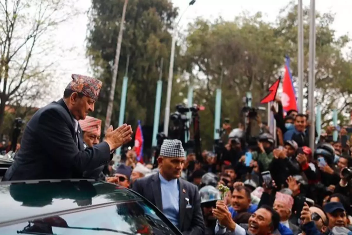 Nepal'de sokaklara dökülen halk monarşi istedi