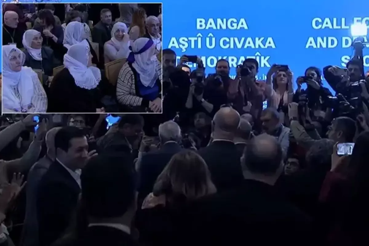 Öcalan'ın mesajını okuyacak heyet zılgıtlarla salona girdi