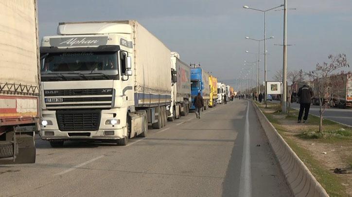Öncüpınar Sınır Kapısı'nda kilometrelerce tır kuyruğu