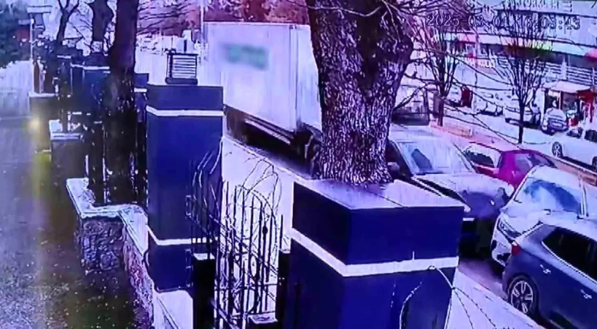 Pendik'te Kamyon Park Halindeki Araçlara Çarptı: Çok Sayıda Hasar