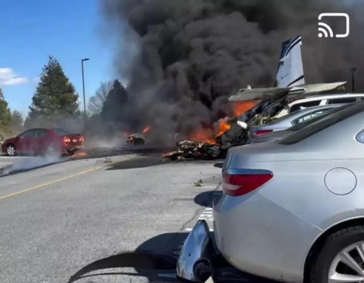 Pensilvanya'da kapısı açık havalanan küçük uçak otoparka çakıldı