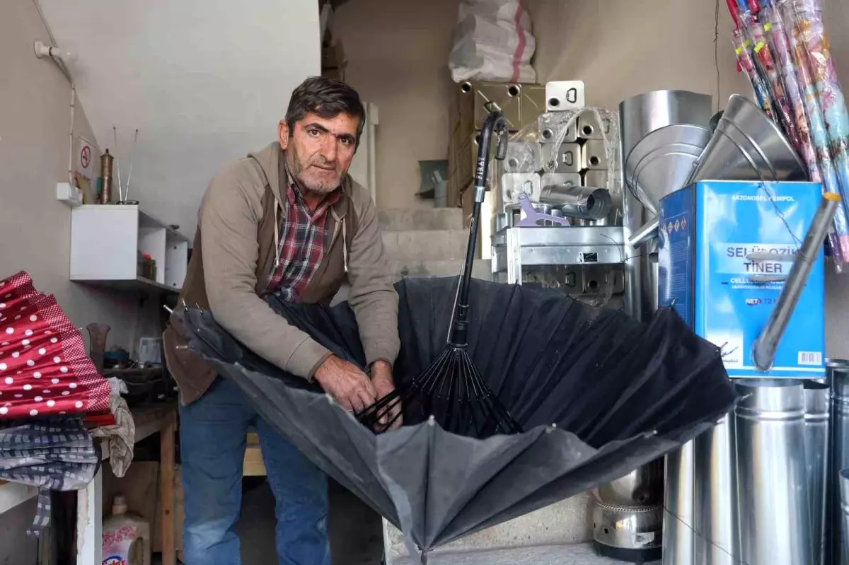 Şemsiye Tamiri, Yükselen Fiyatlar Karşısında İlgi Görüyor