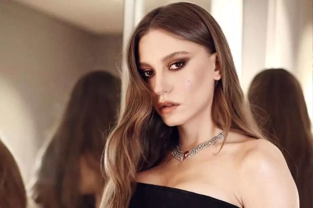 Serenay Sarıkaya, Paris'te ortaya çıktı