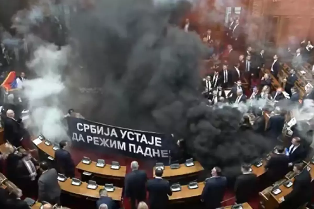 Sırbistan'da büyük kaos! Vekiller parlamentoya sis bombası attı