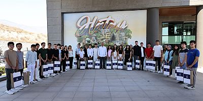 BAŞKAN ÖNTÜRK, DERECEYE GİREN ÖĞRENCİLERİ ÖDÜLLENDİRDİ