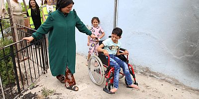 HBB TEKERLEKLİ SANDALYE DAĞITIMINI SÜRDÜRÜYOR