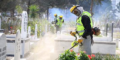 MEZARLIKLARDA BAYRAM HAZIRLIKLARI BAŞLADI