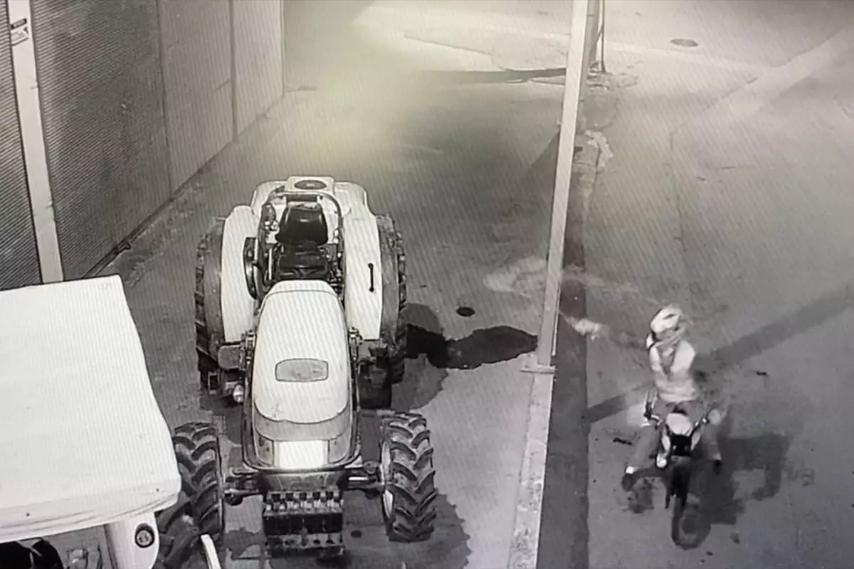 Traktörü kundaklamak istedi, kendisi alev aldı