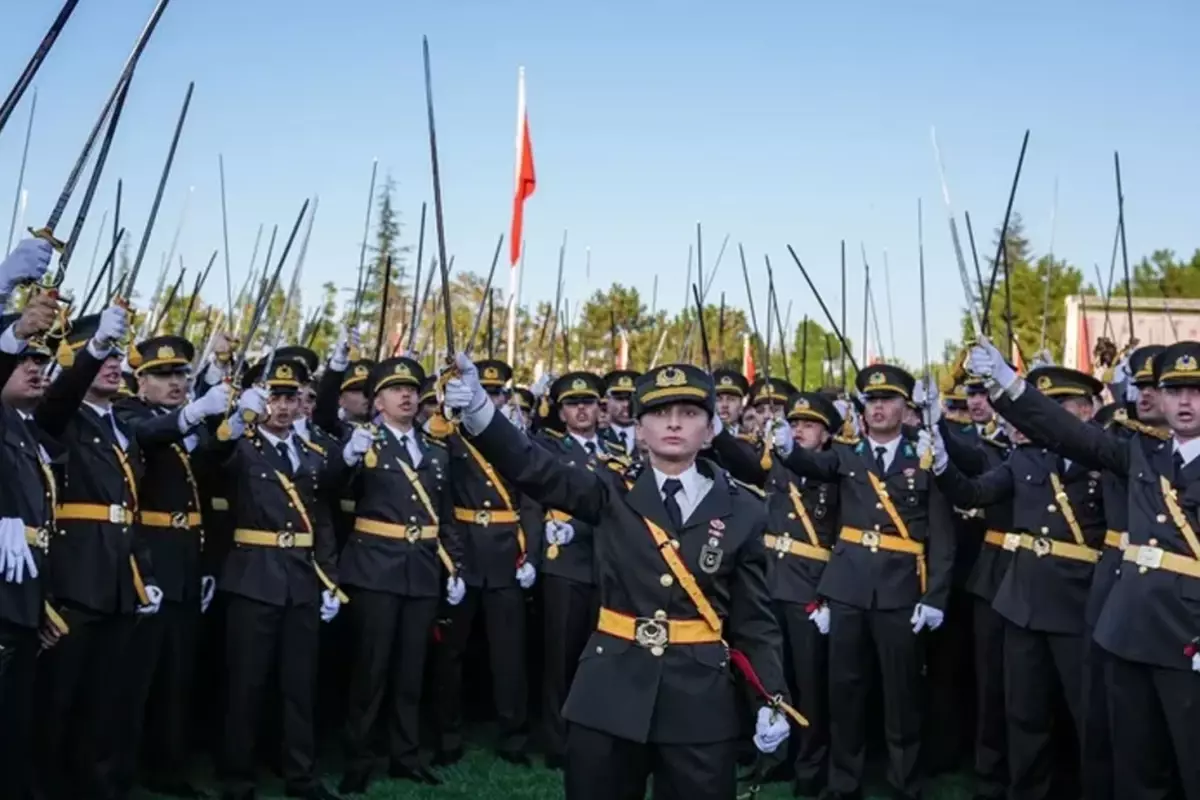 TSK'dan ihraç edilen 5 teğmen tazminat ödeyebilir