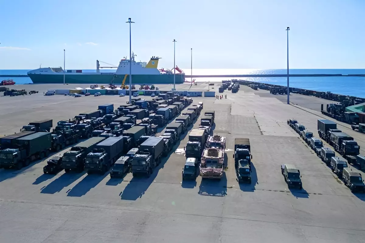 Türkiye'nin yanı başına gemi dolusu silah yığdılar