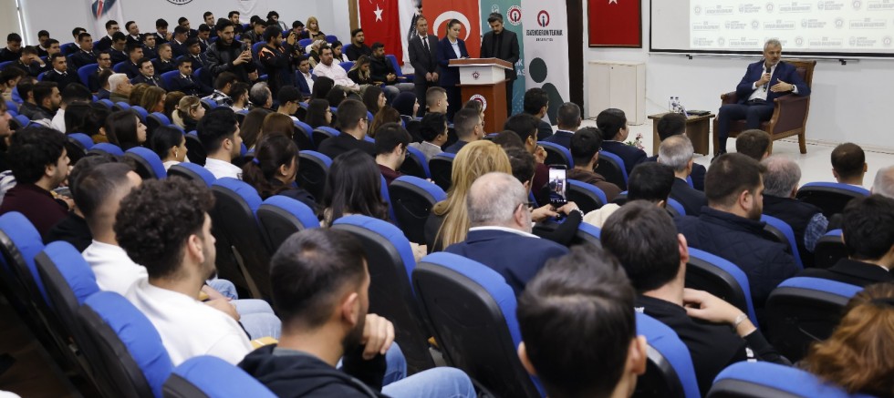 ÜNİVERSİTELİ GENÇLER SORDU BAŞKAN ÖNTÜRK CEVAPLADI