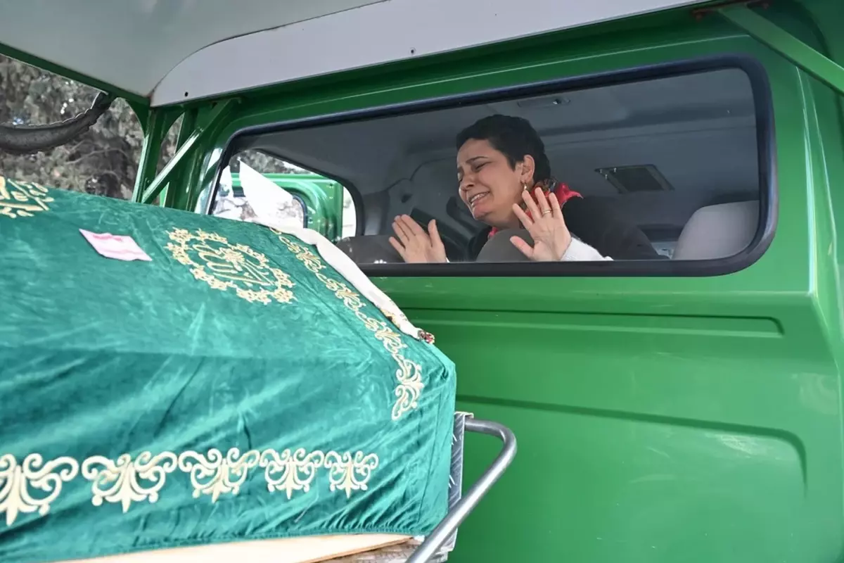 Yangında kızını kaybeden annenin kızına son bakışı kahretti